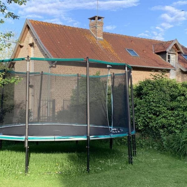 Jardin avec trampoline du Gîte la loge à Drucat dans la Somme