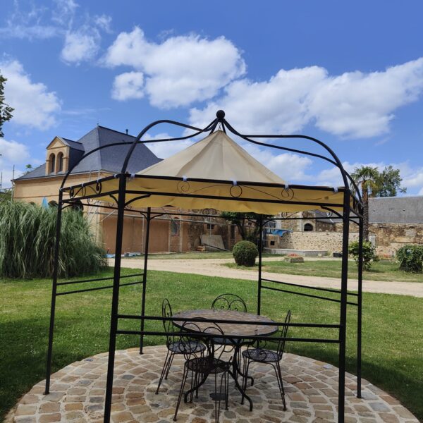 Cour du Domaine le Bas Chitray à Ménil en Mayenne