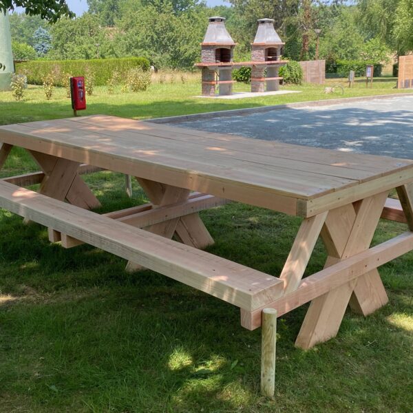 Table de pique nique du Camping Le Lieu à Saint-Jory-de-Chalais en Dordogne