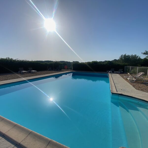 Piscine du Camping Le Lieu à Saint-Jory-de-Chalais en Dordogne