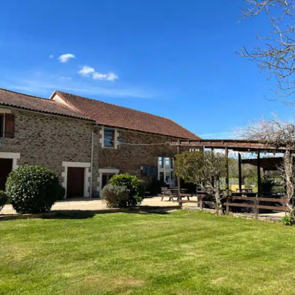 Accueil du Camping Le Lieu à Saint-Jory-de-Chalais en Dordogne