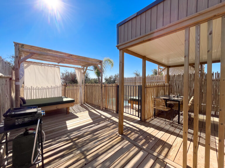 Terrasse de mobile home du Camping la Clape Village à Agde dans l'Hérault