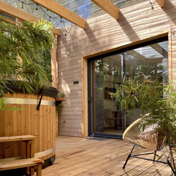 Terrasse des lodges de Madame Imagine Lodges & SPA à Epinal dans les Vosges