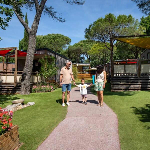 Promeneurs du Camping La Bastiane à Puget-Sur-Argens dans le Var