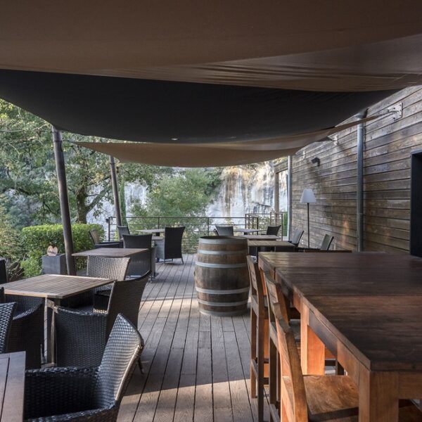 Terrasse de l'Hôtel Prehistoric Lodge à Vallon-Pont-d'Arc en Ardèche