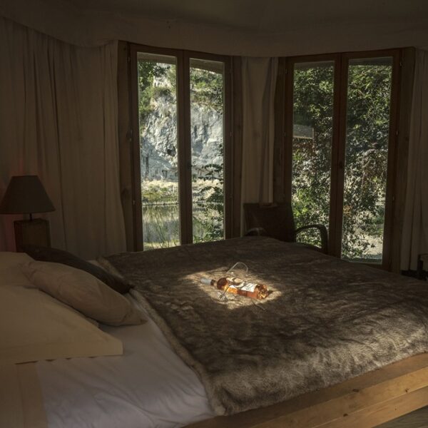 Chambre de l'Hôtel Prehistoric Lodge à Vallon-Pont-d'Arc en Ardèche