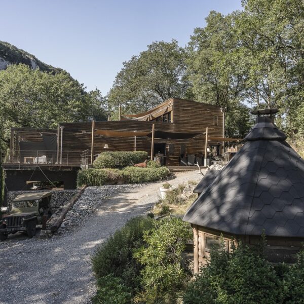 Espace extérieur de l'Hôtel Prehistoric Lodge à Vallon-Pont-d'Arc en Ardèche