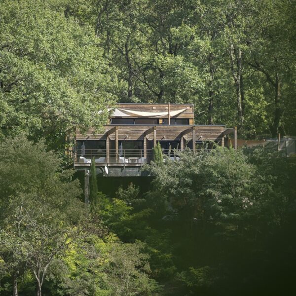 Vue extérieur de l'Hôtel Prehistoric Lodge à Vallon-Pont-d'Arc en Ardèche