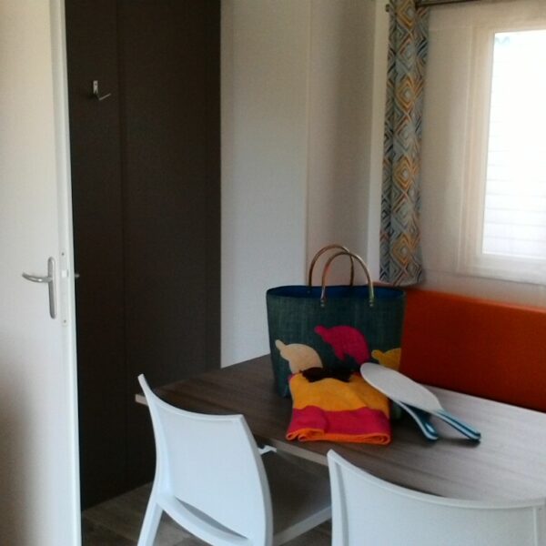 Salon de mobil home du Camping d'Olzo à Saint-Florent en Haute-Corse